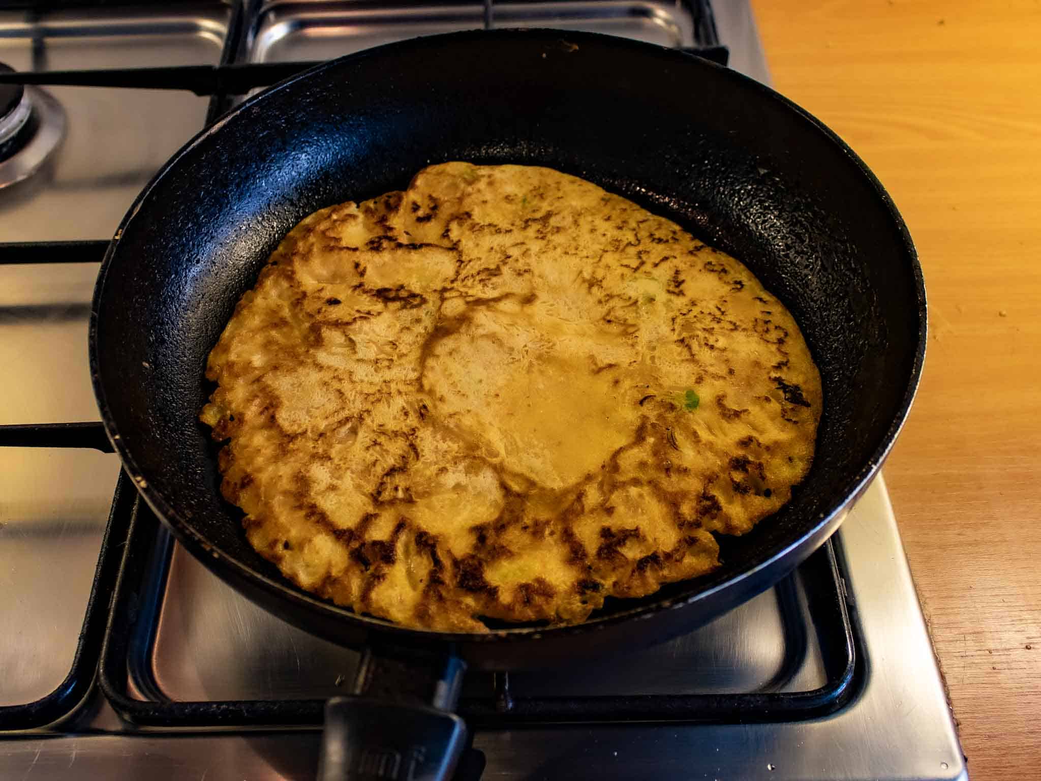 Kimchi pannenkoeken bakken in koekenpan