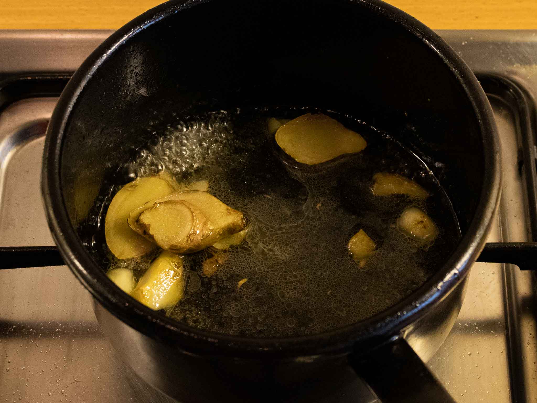 Citroensaus maken met bouillon toegevoegd