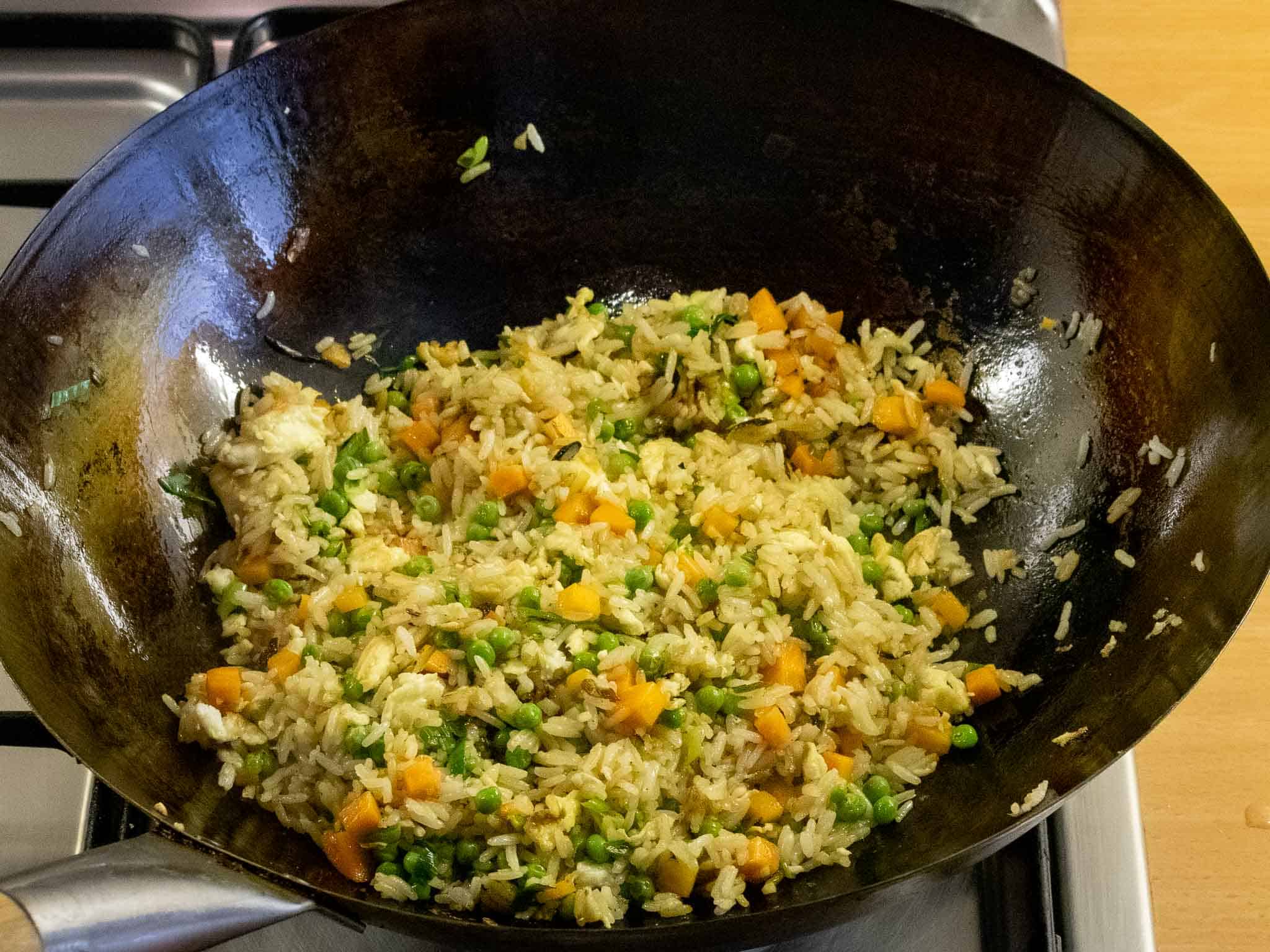 Gebakken rijst in wok