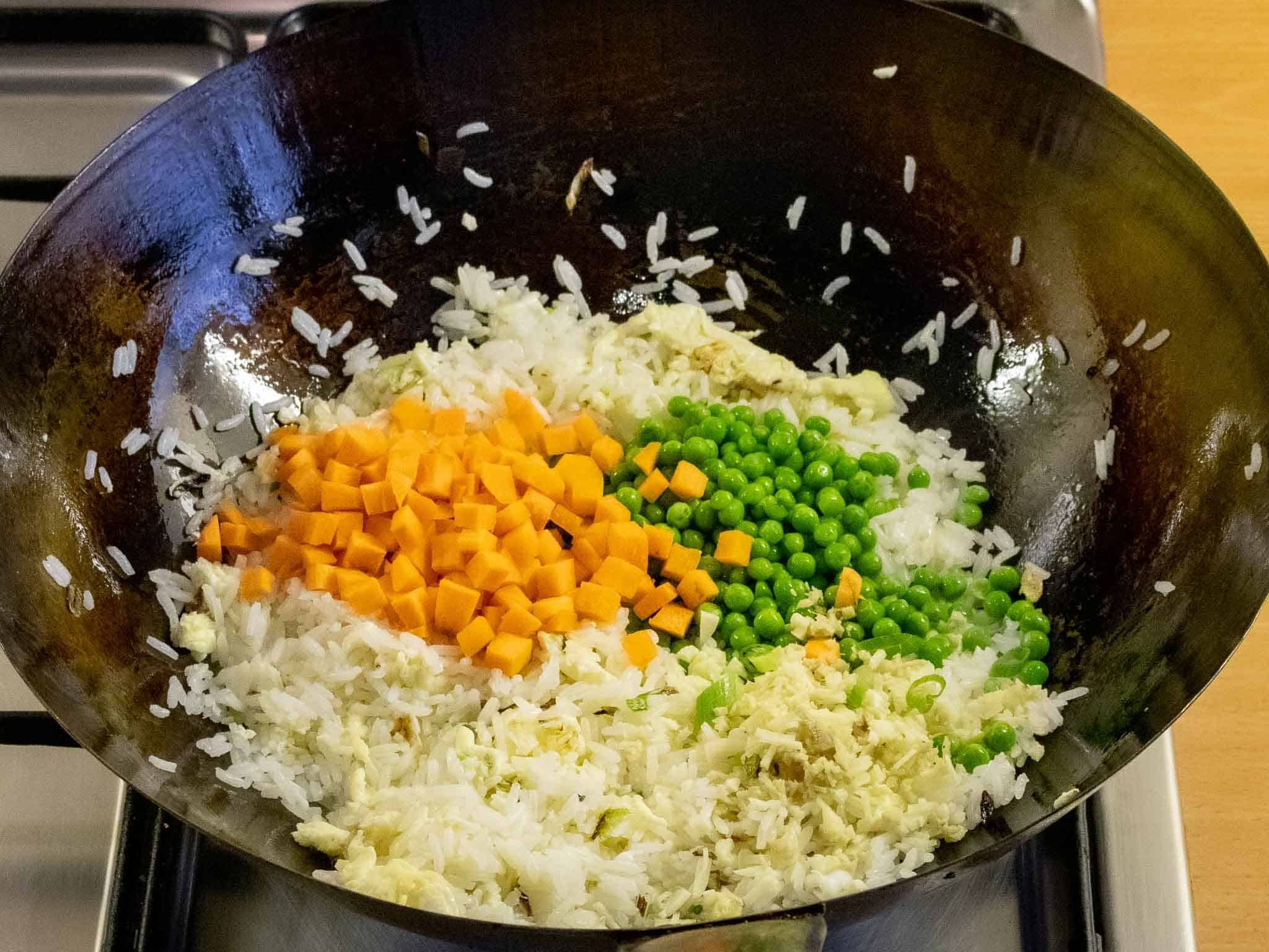 Groenten en rijst bakken