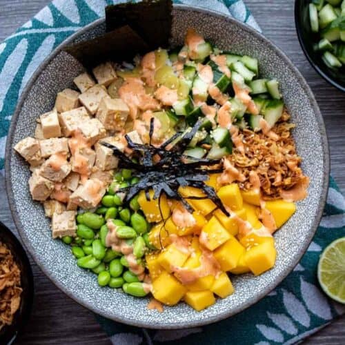 Vegetarische Poke Bowl met Tofu en Sriracha Mayonaise