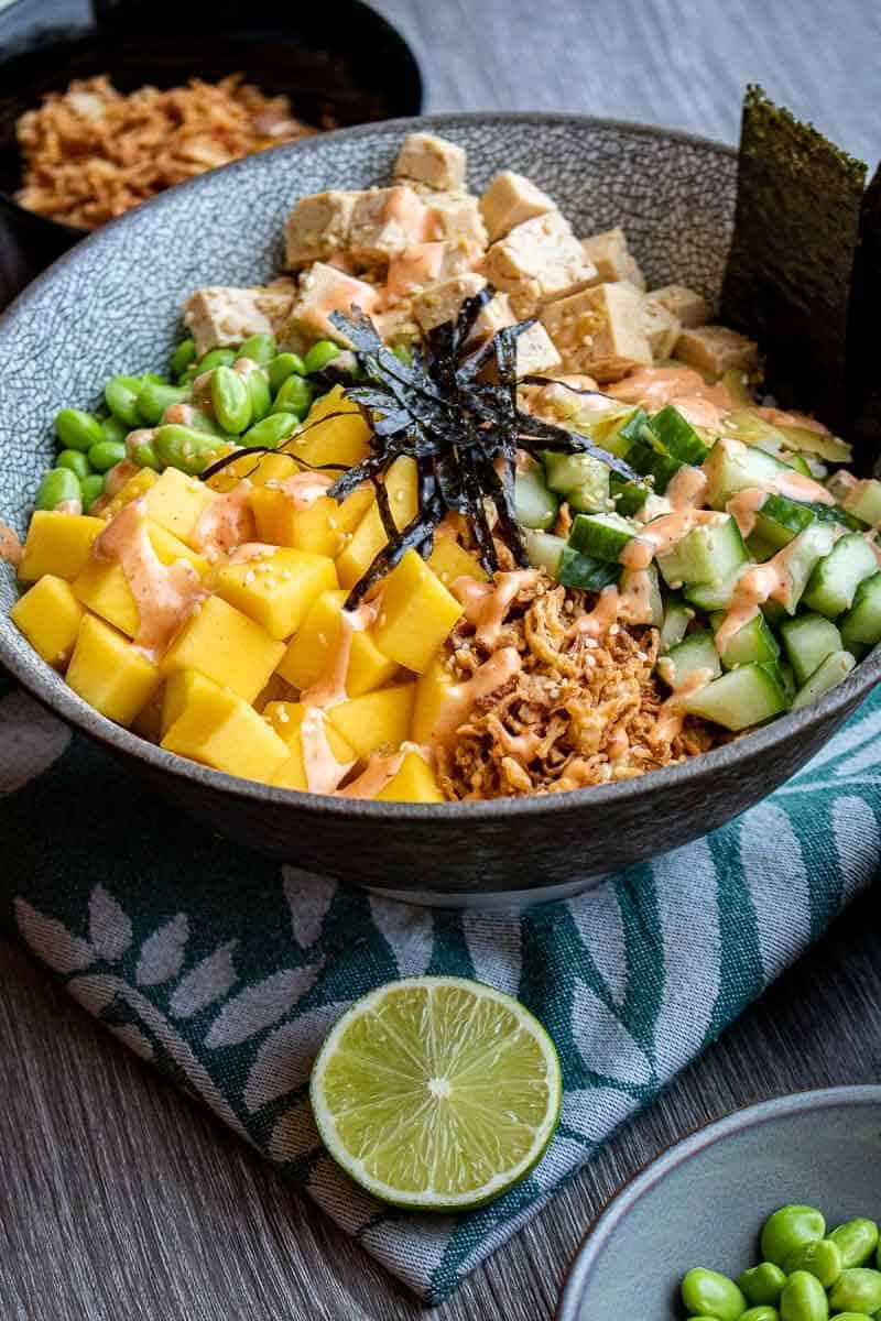 Vegetarische Poke Bowl met Tofu en Sriracha Mayonaise