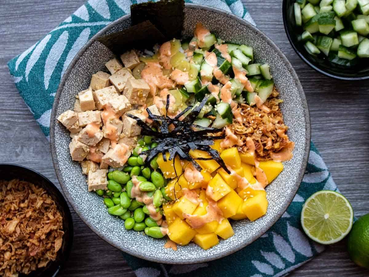 Vegetarische Poke Bowl met Tofu en Sriracha Mayonaise