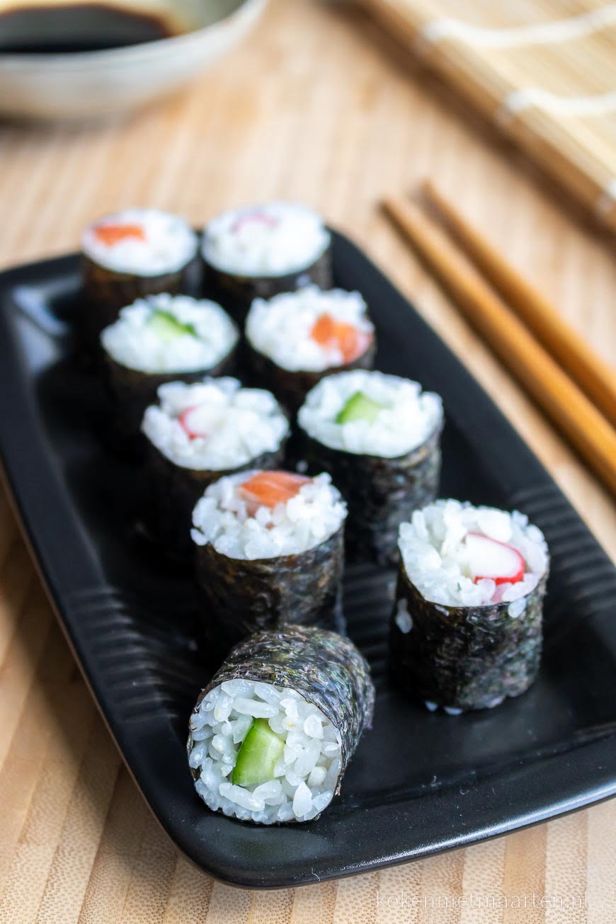 Maki Sushi met Komkommer, Zalm en Surimi