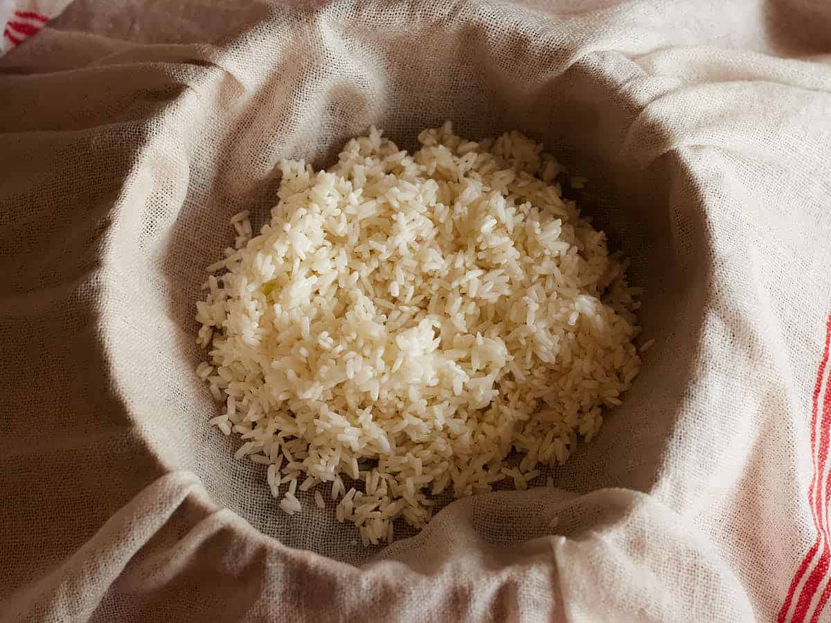 Sticky rice in stoommand voor Mango Sticky Rice