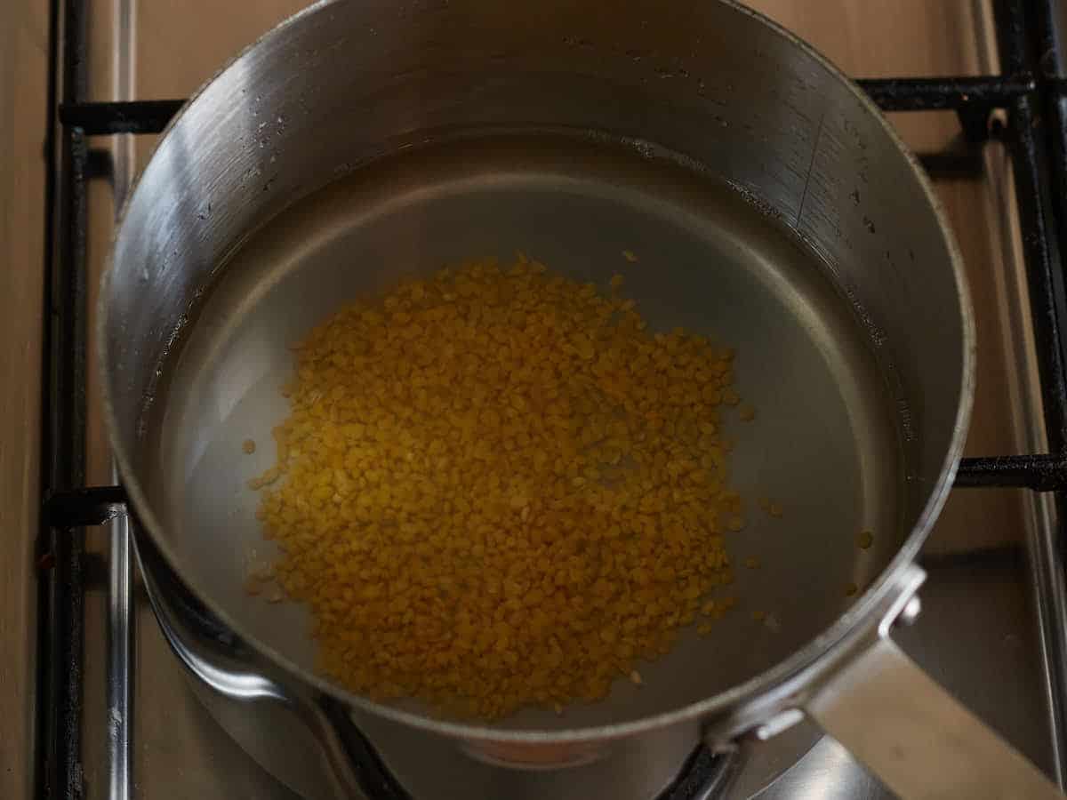 Mungbonen koken voor Mango Sticky Rice