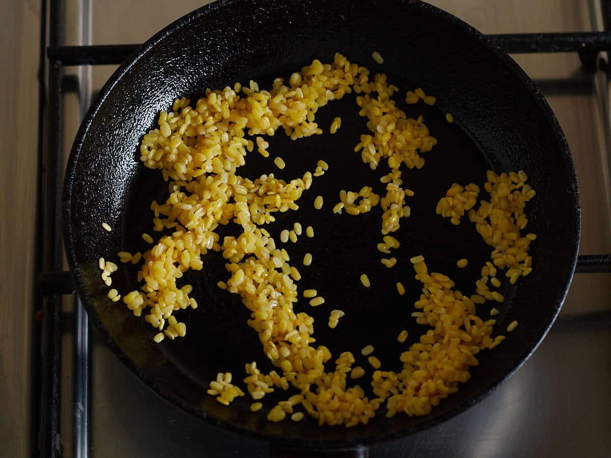 Mungbonen bakken voor Mango Sticky Rice