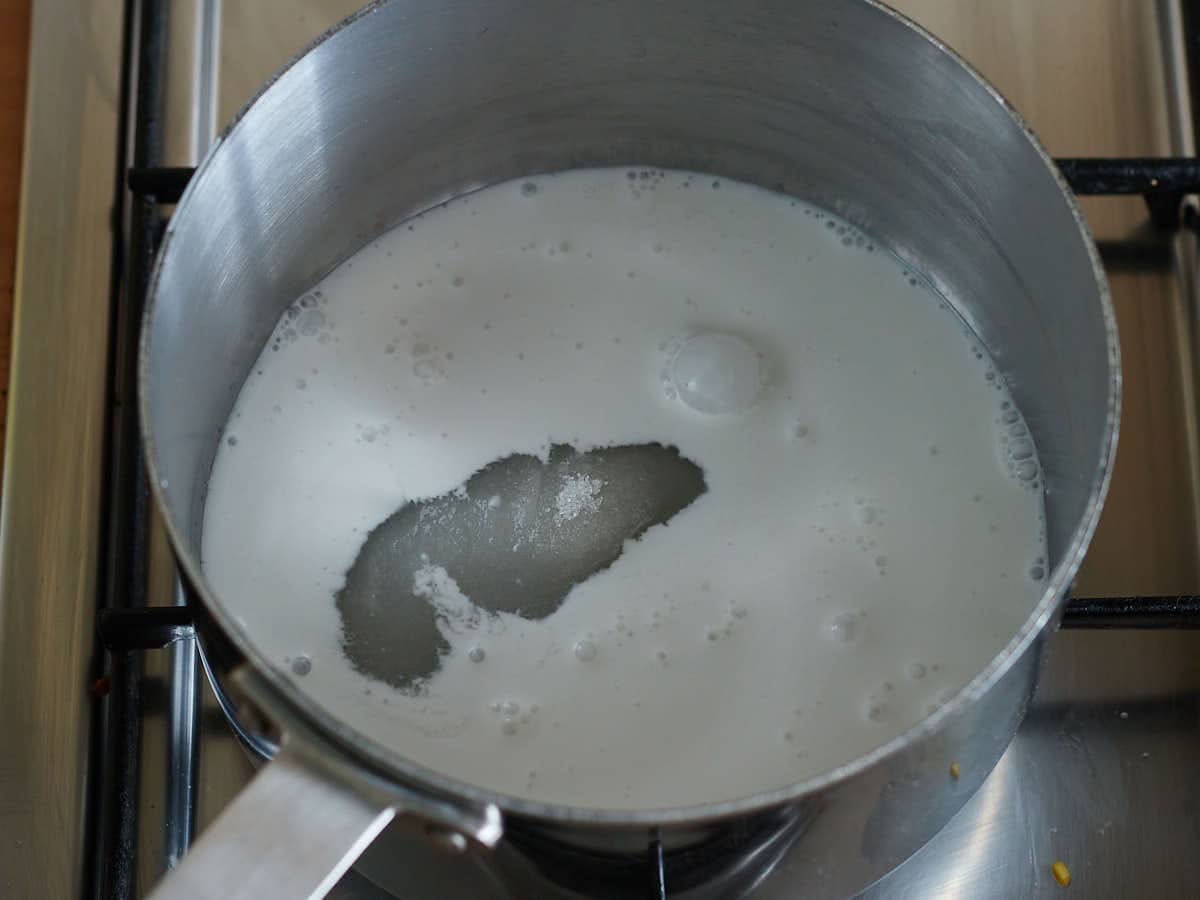 Kokossiroop maken voor Mango Sticky Rice