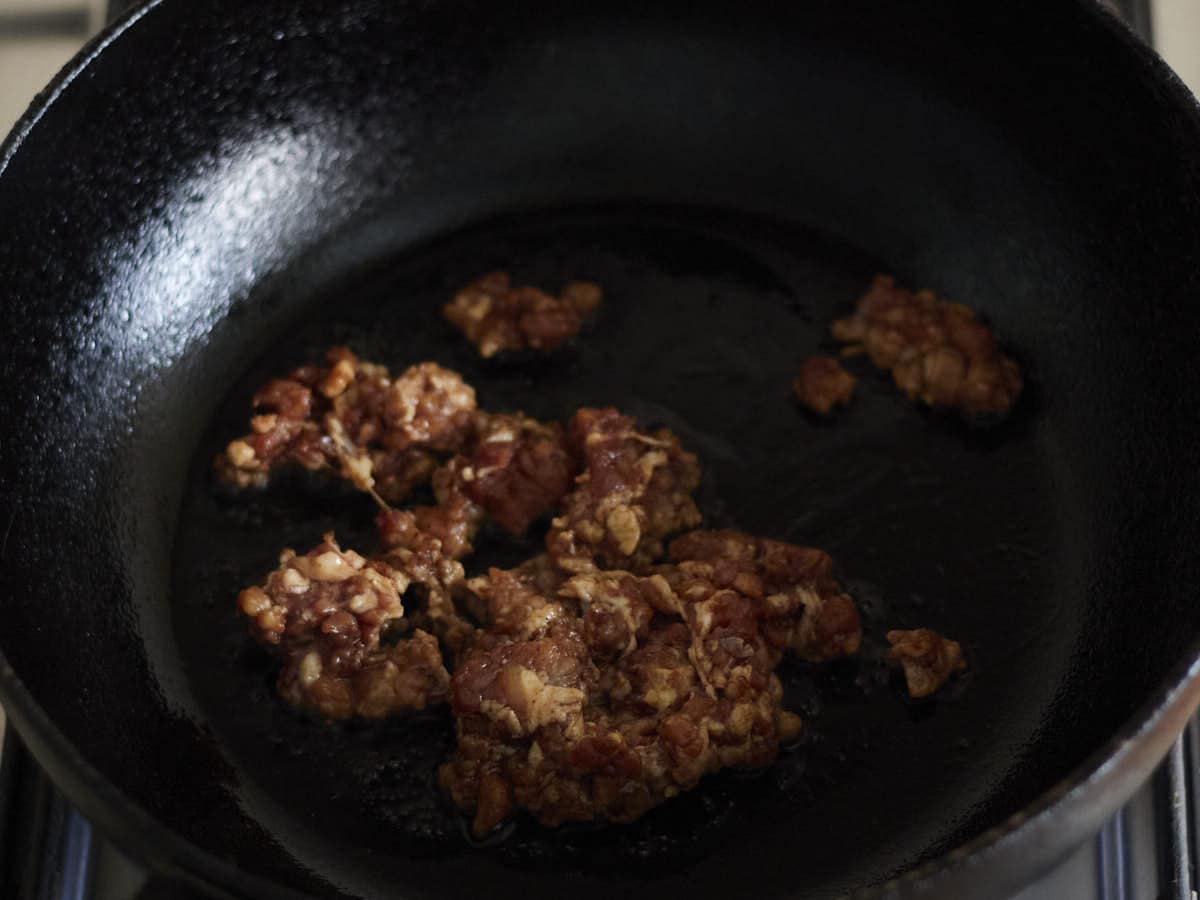 Varkensgehakt bakken voor Dan Dan Noedels