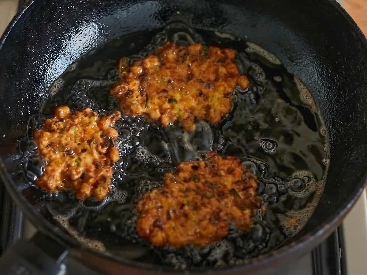 Indische Maiskoekjes (Frikadel Djagoeng) bakken