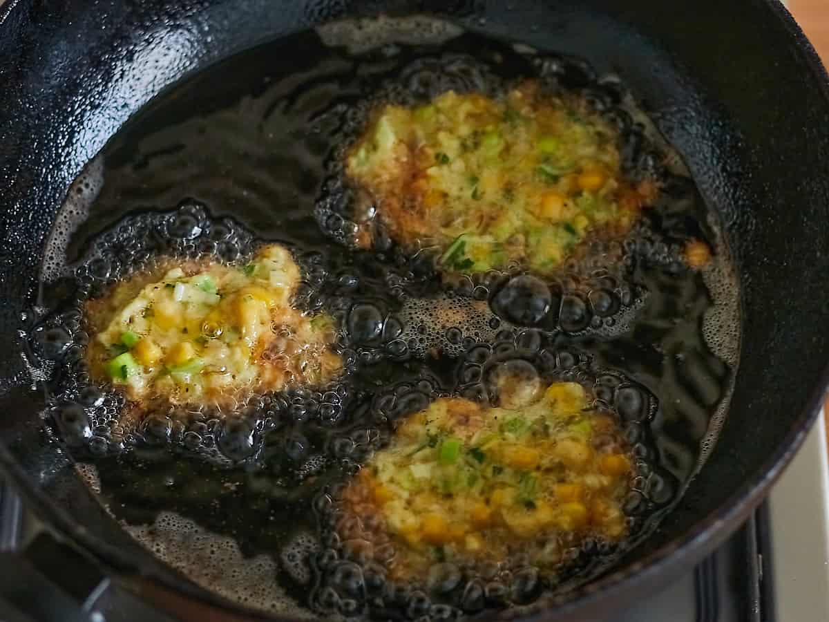 Indische Maiskoekjes (Frikadel Djagoeng) bakken