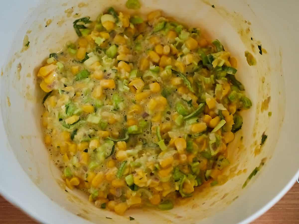 Beslag maken voor Indische Maiskoekjes (Frikadel Djagoeng)