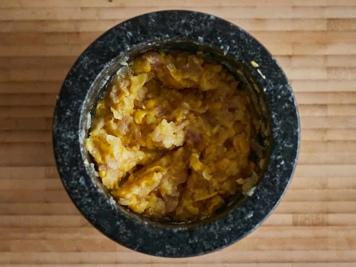 Boemboe maken voor Indische Maiskoekjes (Frikadel Djagoeng)