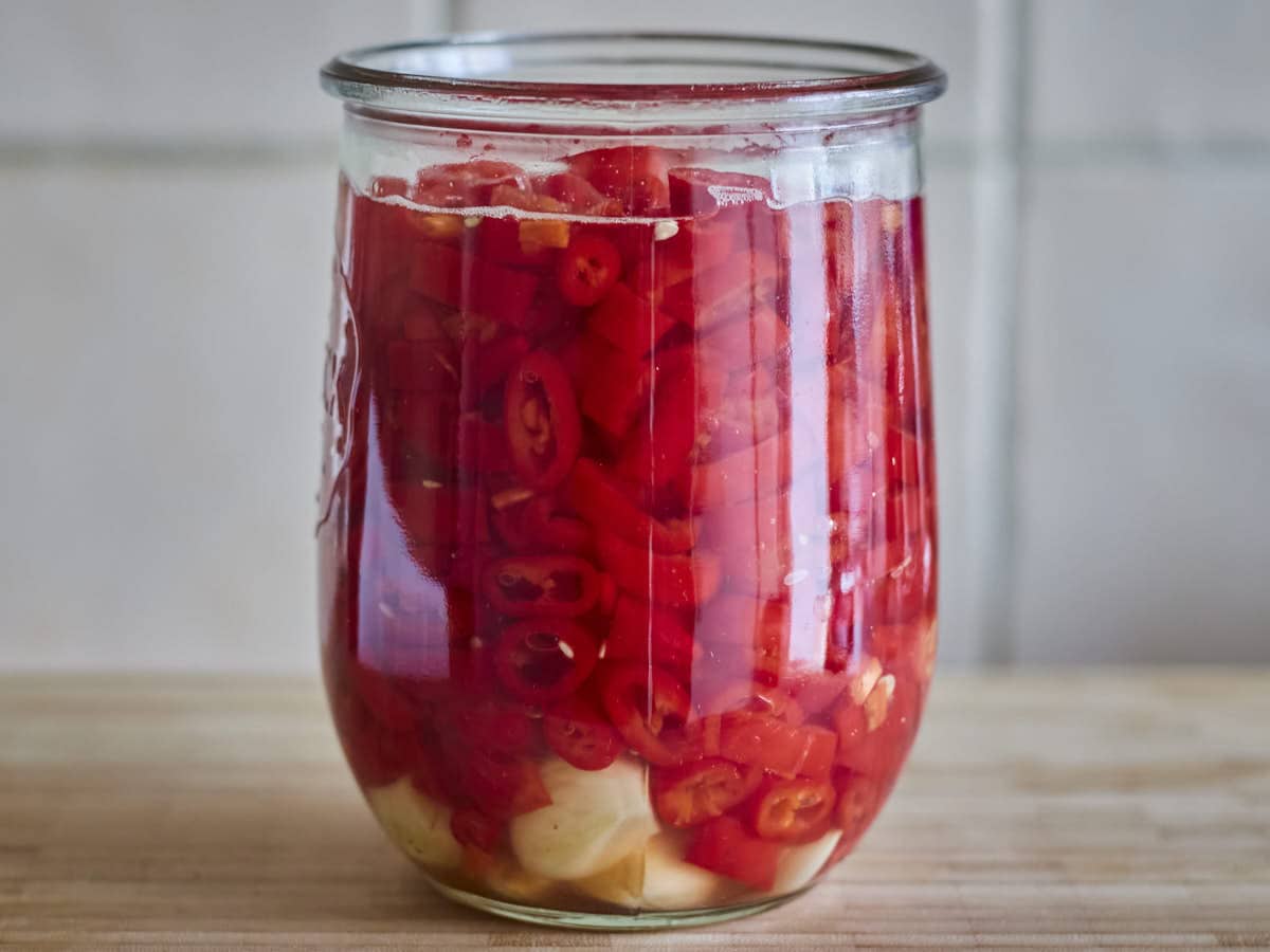 Gesneden pepers in pekel voor Sriracha