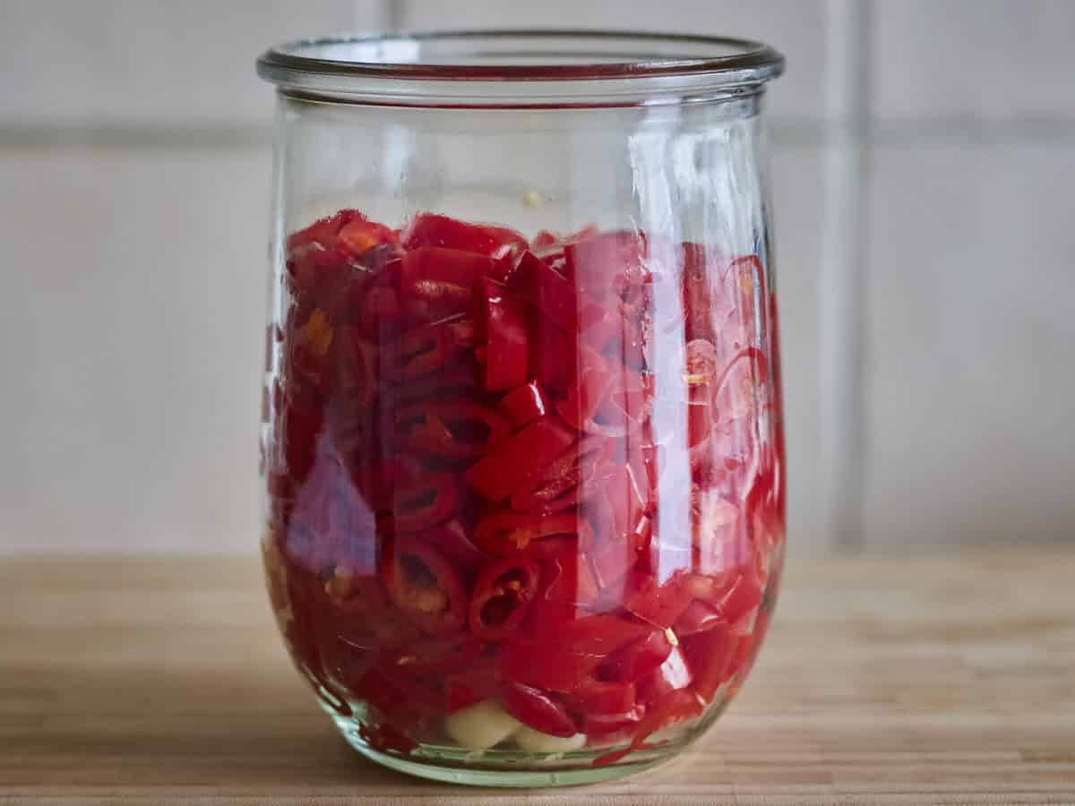 Gesneden pepers in pot voor Sriracha