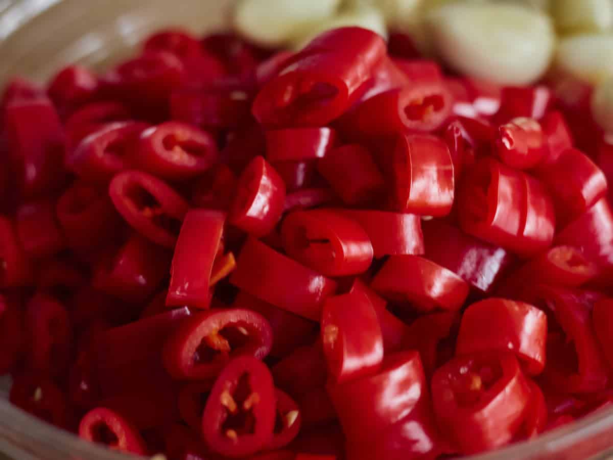 Gesneden pepers voor Sriracha